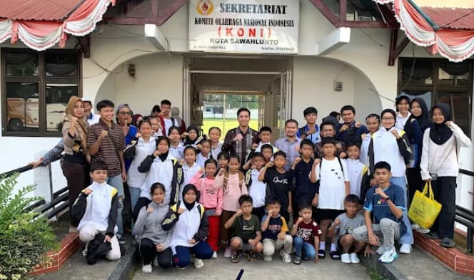 Resmi dilepas oleh Wali Kota Sawahlunto Riyanda Putra dan Wakil Wali Kota H. Jeffry Hibatullah, kontingen Taekwondo Kota Arang siap berlaga di Maestro National Taekwondo Championship 2026. (foto/istimewa)